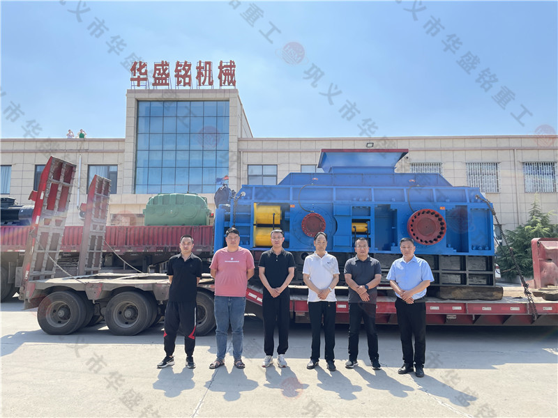 2PGY2000x1200大型全自動(dòng)液壓對(duì)輥制砂機(jī)發(fā)往鉬都--洛陽欒川 